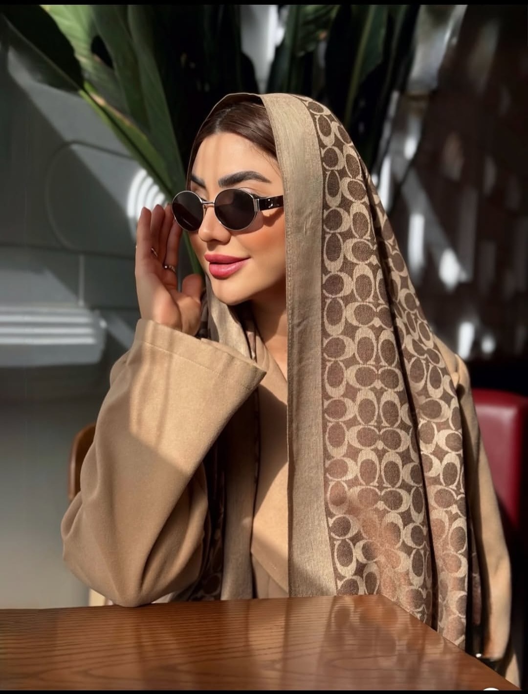 شال ژاکارد کرم نسکافه ای مارک کوچ